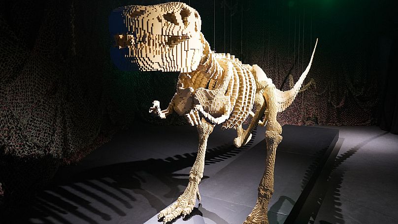 Scultura gigante di un dinosauro alla mostra 'Art of the Brick', a Londra