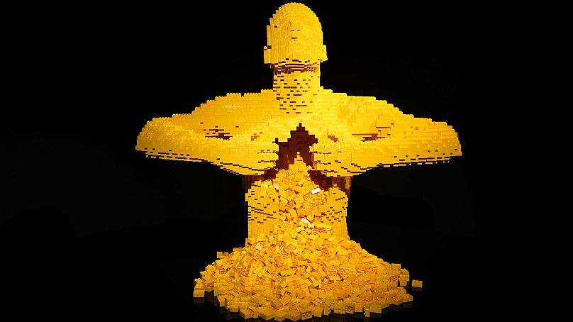 "Yellow" de Nathan Sawaya, exposé à l'exposition "The Art of the Brick" à Londres.