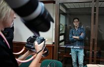 مراسل وول ستريت جورنال إيفان غيرشكوفيتش في قاعة المرافعات بمحكمة مدينة موسكوحيث أودع السجن بتهمة التجسس.