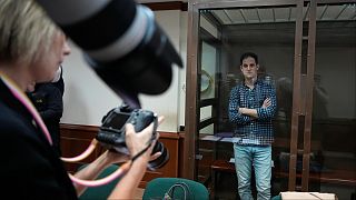 مراسل وول ستريت جورنال إيفان غيرشكوفيتش في قاعة المرافعات بمحكمة مدينة موسكوحيث أودع السجن بتهمة التجسس.
