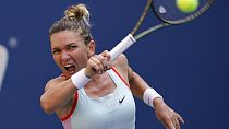 Simona Halep, de Rumanía, devuelve un golpe a Daria Snigur, de Ucrania, durante la primera ronda del US Open de tenis, el lunes 29 de agosto de 2022, en Nueva York.