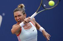 Simona Halep, de Rumanía, devuelve un golpe a Daria Snigur, de Ucrania, durante la primera ronda del US Open de tenis, el lunes 29 de agosto de 2022, en Nueva York.