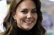 Kate, Princesa de Gales, sonríe mientras habla con una mujer durante su visita a Sebby's Corner en el norte de Londres el 24 de noviembre de 2023.