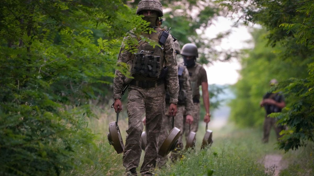 سربازان اوکراینی مین‌های ضد تانک را برای قرار دادن در مسیر نیروهای ارتش روسیه حمل می‌کنند