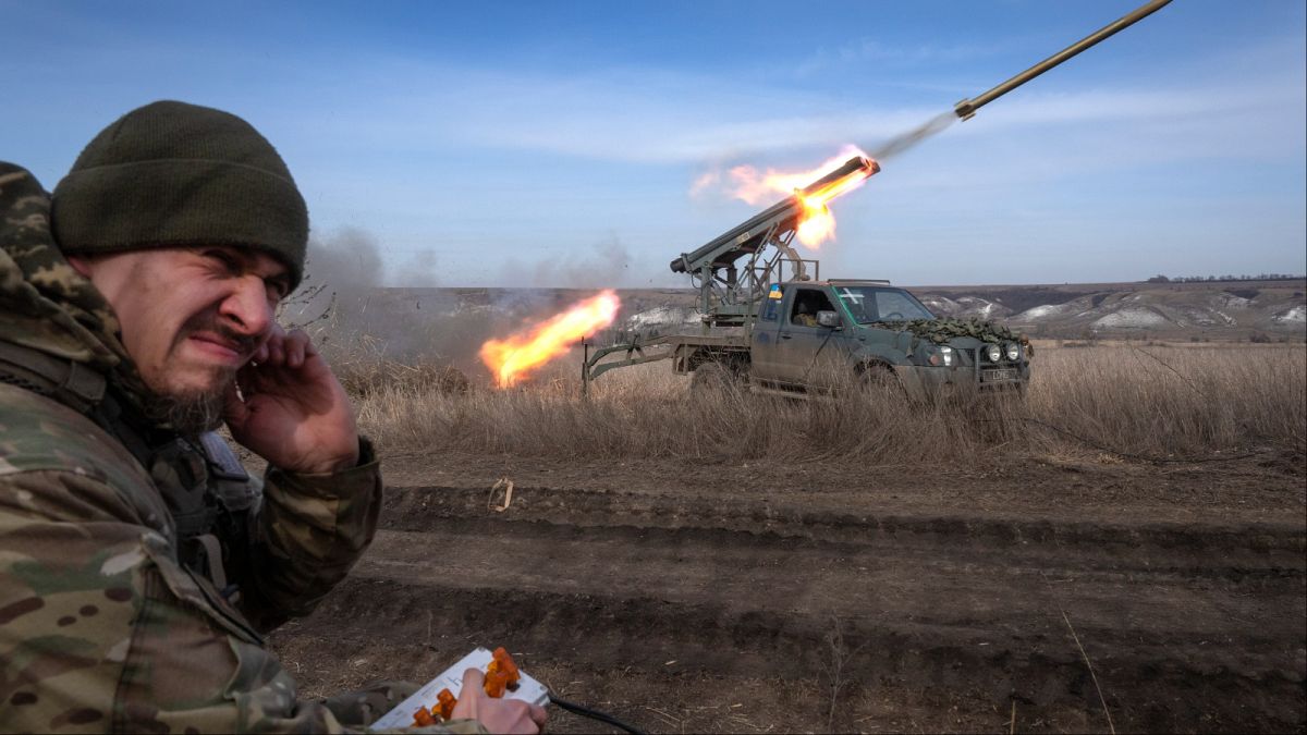 إطلاق نظام إطلاق صواريخ متعدد اعتمادا على شاحنة صغيرة باتجاه المواقع الروسية على خط المواجهة قرب باخموت- منطقة دونيتسك