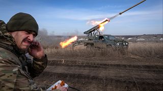 إطلاق نظام إطلاق صواريخ متعدد اعتمادا على شاحنة صغيرة باتجاه المواقع الروسية على خط المواجهة قرب باخموت- منطقة دونيتسك