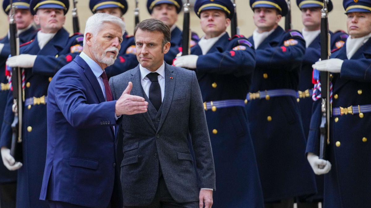El presidente de la República Checa, Petr Pavel, da la bienvenida a su homólogo francés, Emmanuel Macron, en el Castillo de Praga, República Checa, el 5 de marzo de 2024.