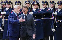 Petr Pavel cseh köztársasági elnök (balra) fogadja Emmanuel Macron francia elnököt a prágai várban, Csehországban 2024. március 5-én