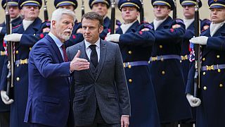 Petr Pavel cseh köztársasági elnök (balra) fogadja Emmanuel Macron francia elnököt a prágai várban, Csehországban 2024. március 5-én