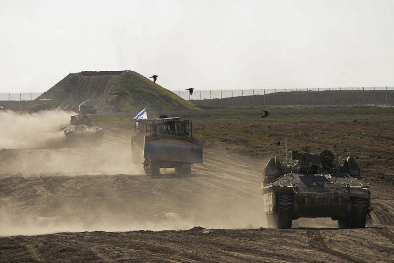 Des troupes israéliennes se déplacent près de la frontière de la bande de Gaza dans le sud d'Israël, lundi 4 mars 2024.