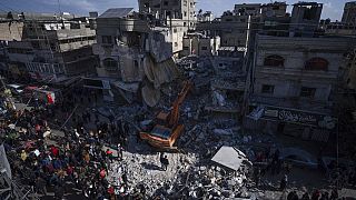 Palestinesi cercano corpi e sopravvissuti tra le macerie di un edificio residenziale distrutto da un attacco aereo israeliano a Rafah, nella Striscia di Gaza, 4 marzo 2024