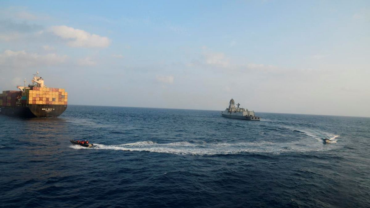 البحرية الهندية تهرع لإطفاء حريق فيس سفنية شحن استهدفها الحوثيون في خليج عدن. 2024/03/05
