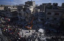 Des Palestiniens cherchent des survivants dans les décombres d'un immeuble détruit par une frappe aérienne israélienne à Rafah, dans la bande de Gaza, lundi 4 mars 2024.
