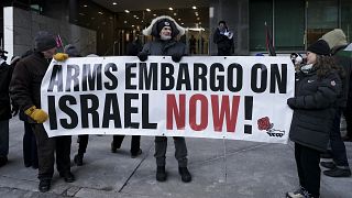 متظاهرون مؤيدون للفلسطينيين يشاركون في مسيرة في تورونتو