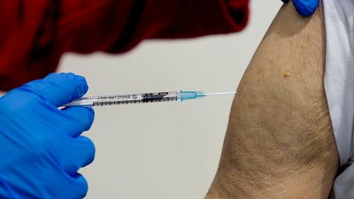 Ein 87-jähriger Mann erhält seine Auffrischungsimpfung im Impfzentrum in Frankfurt am Main, Deutschland, Donnerstag, 11. November 2021.