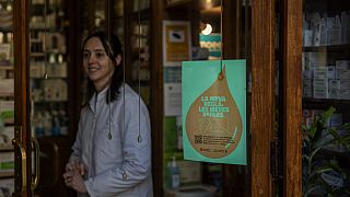 Ventanas con un anuncio de la nueva campaña del Gobierno catalán donde se puede leer "mi período, mis reglas" en Barcelona, España, el 5 de marzo de 2024.
