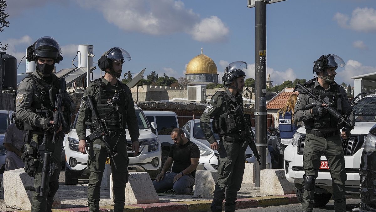 جنود إسرائيليون أمام المسجد الأقصى