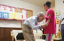 Japonya'nın yaşlanan nüfusuna bakım için ciddi anlamda personel açığı bulunuyor