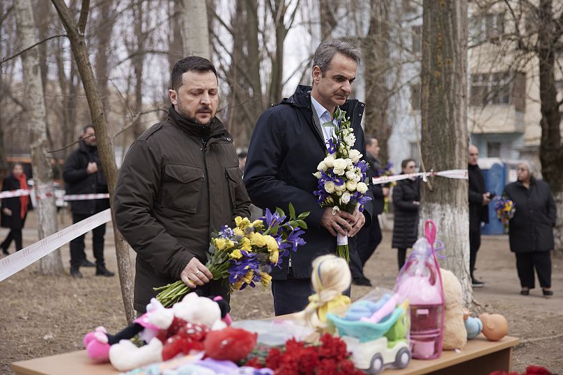 Μητσοτάκης και Ζελένσκι αποτίουν φόρο τιμής στα θύματα των ρωσικών επιθέσεων