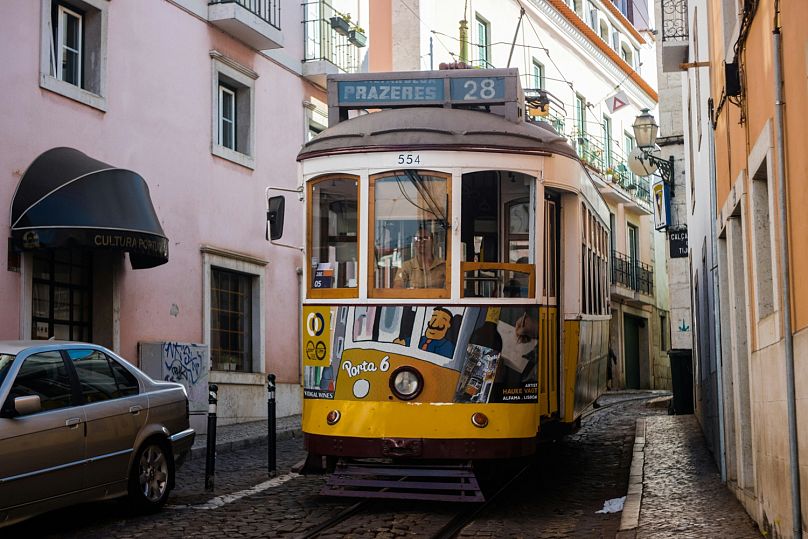 Il tram 28 di Lisbona è conosciuto come il mezzo di trasporto turistico perfetto