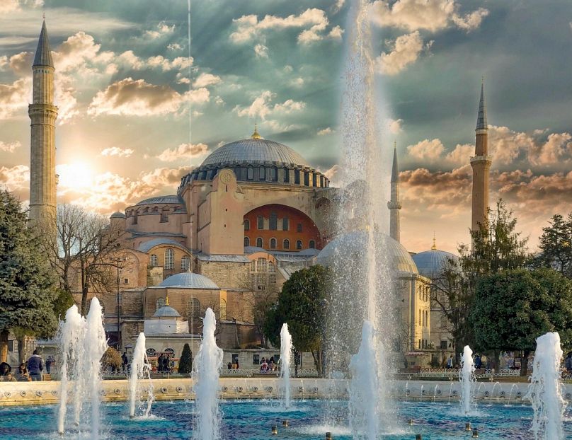 Византийский собор Святой Софии в Стамбуле является прекрасным примером того, как восток встречается с западом.