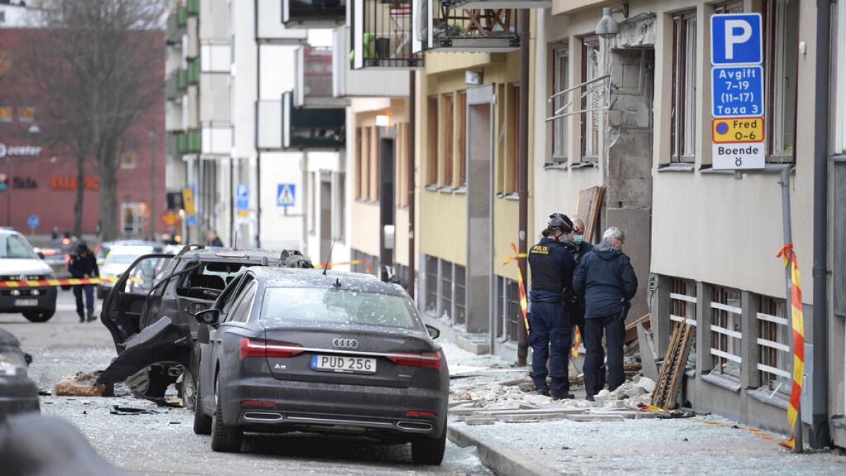 Rendőrök dolgoznak egy robbanás helyszínén, amely Stockholm központjában egy lakóépületben okozott károkat