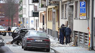 Rendőrök dolgoznak egy robbanás helyszínén, amely Stockholm központjában egy lakóépületben okozott károkat