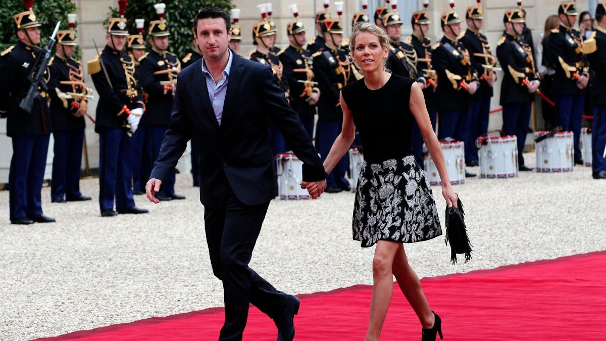 Тифен Озьер, дочь Брижит Макрон, и ее муж Антуан прибывают в Елисейский дворец в 2017 году.