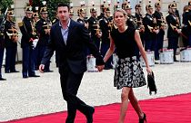 Тифен Озьер, дочь Брижит Макрон, и ее муж Антуан прибывают в Елисейский дворец в 2017 году.