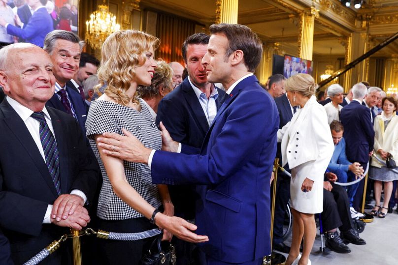 Tiphaine Auzière, filha de Brigitte Macron, com o padrasto e presidente francês Emmanuel Macron.