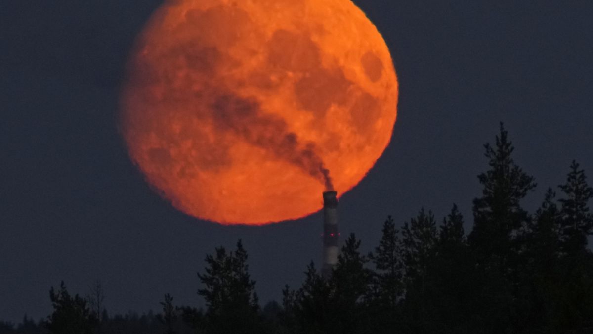 A Hold egy oroszországi gyárkémény felett 
