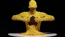 عرض التمثال "الأصفر" المصنوع من 11014 قطعة ليغو خلال افتتاح معرض الفنان الأمريكي ناثان صوايا