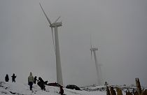 Nieve cerca de aerogeneradores en la montaña de El Perdón, norte de España.