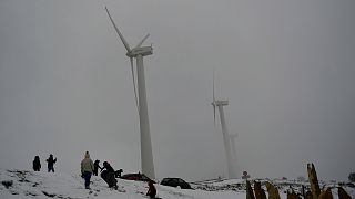 Neve vicino a turbine eoliche sulla montagna di El Perdon, nel nord della Spagna