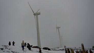 Des éoliennes enneigées dans la montagne El Perdon, au nord de l'Espagne.