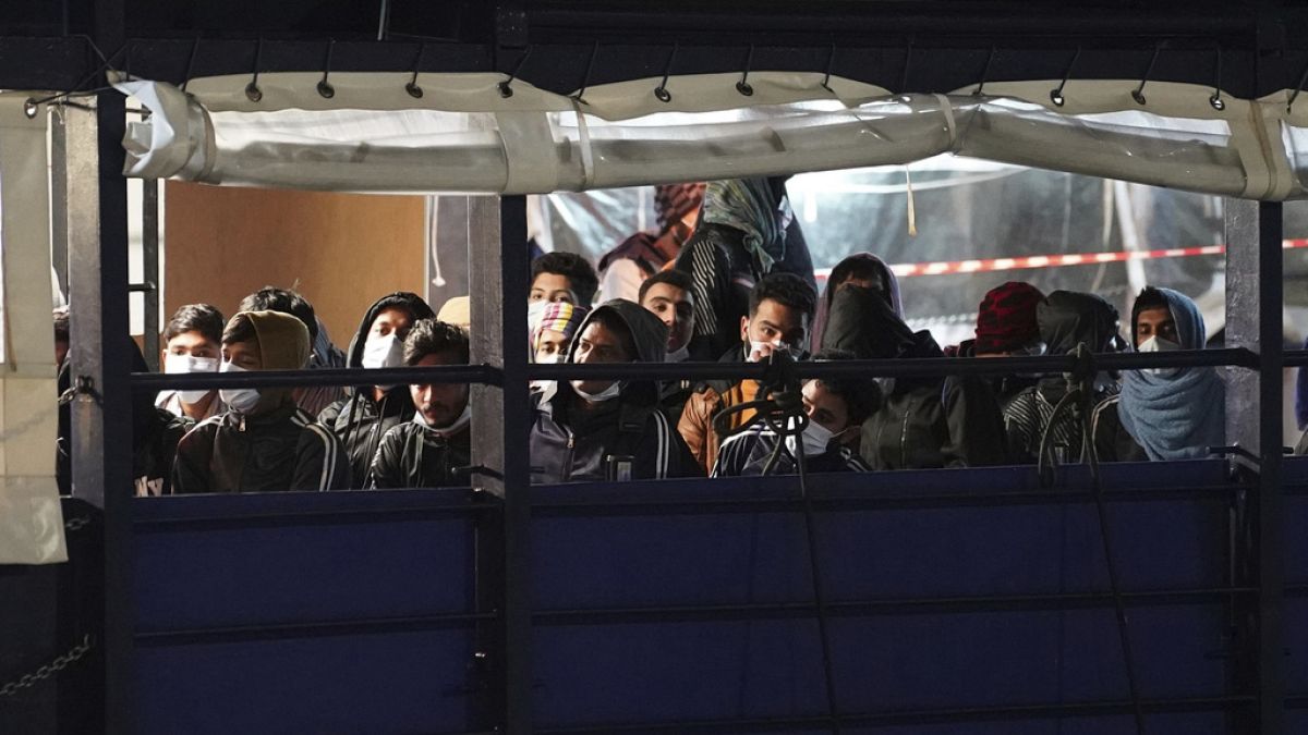 Un grupo de migrantes se prepara para desembarcar en la ciudad portuaria de Crotona, en el sur de Italia, el lunes 4 de marzo de 2024.
