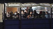 Un grupo de migrantes se prepara para desembarcar en la ciudad portuaria de Crotona, en el sur de Italia, el lunes 4 de marzo de 2024.
