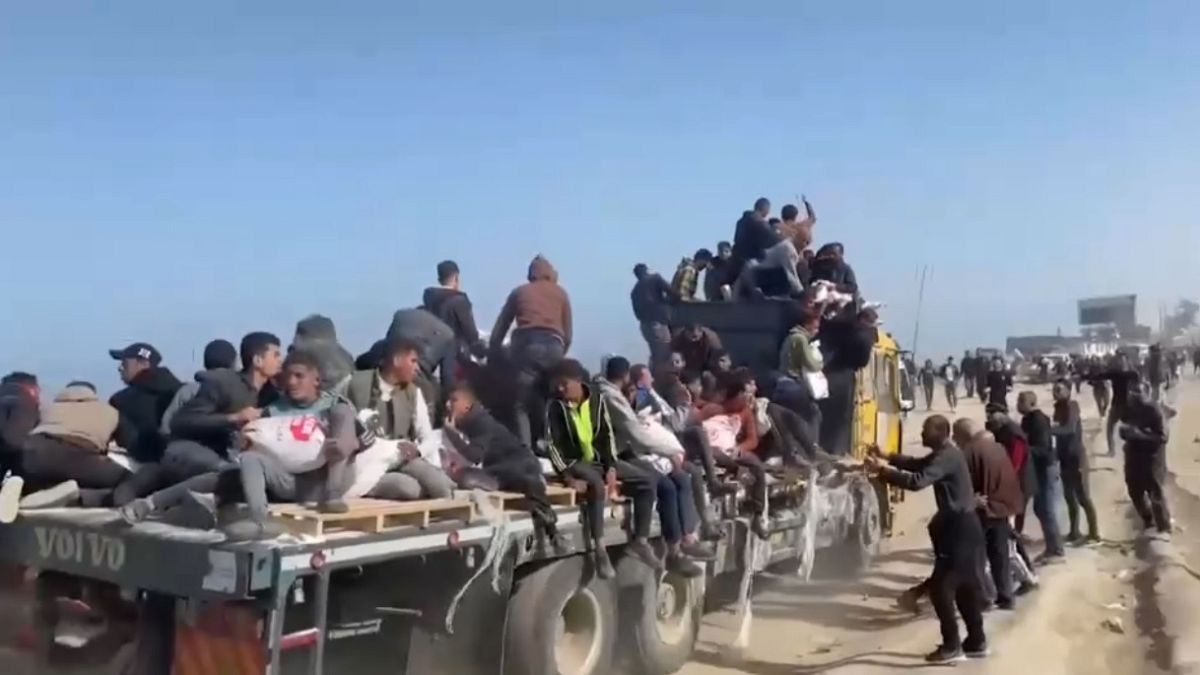 Gazatíes persiguen a los convoyes de ayuda humanitaria en Gaza, miércoles 6 de marzo de 2024.