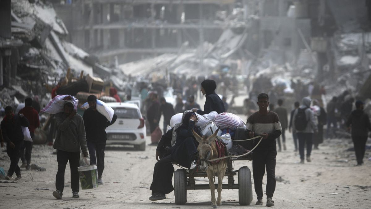 Filistinliler, Gazze Şeridi'ndeki Han Yunus'a yönelik İsrail saldırısında yıkılan evlerinden eşyalarını taşıyor. 6 Mart 2024 