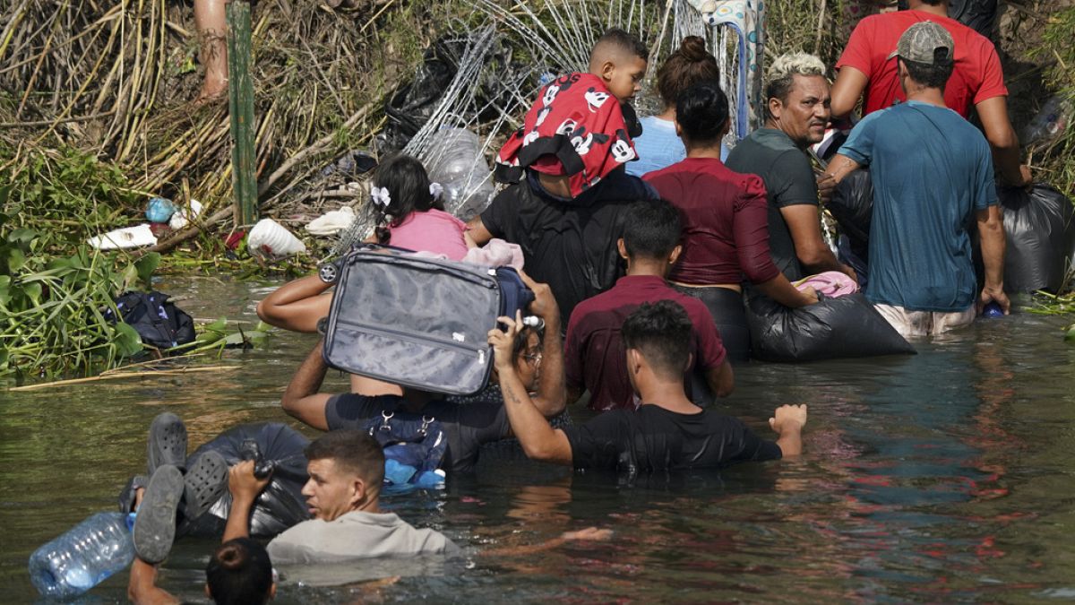 Venezuelalı göçmenler Rio Grande nehrini geçiyor (arşiv)