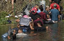 Venezuelalı göçmenler Rio Grande nehrini geçiyor (arşiv)