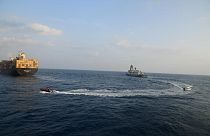 Arşiv: Aden Körfezi'nde Liberya bandıralı MSC Sky II ticaret gemisinde drone saldırısı şüphesiyle çıkan yangına müdahale eden Hindistan Donanması gemisi INS Kolkata