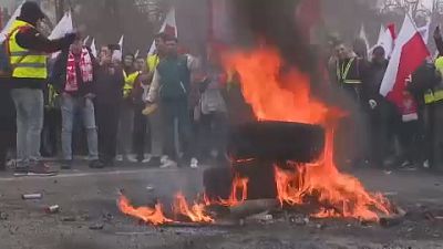 Teilnehmer des Bauernprotests in Warschau Demonstranten entzündeten Feuer.