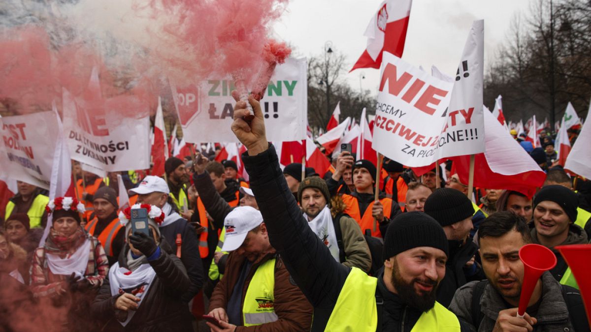  المزارعون البولنديون وأنصارهم ينظمون احتجاجاً في وارسو، بولندا، 6 مارس 2024.