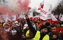 المزارعون البولنديون وأنصارهم ينظمون احتجاجاً في وارسو، بولندا، 6 مارس 2024.