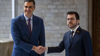 El primer ministro español, Pedro Sánchez (izquierda), con el presidente de Cataluña, Pere Aragonés, durante una reunión en Barcelona, ​​España, el 21 de diciembre de 2023.