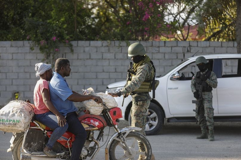 Soldaten bewachen den Eingang des internationalen Flughafens in Port-au-Prince.