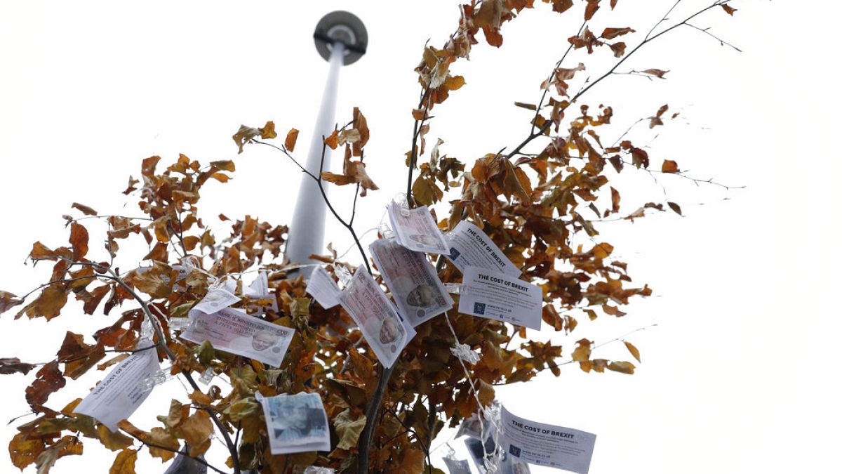 Notas falsas de 350 milhões de libras estão penduradas numa "Árvore Mágica do Dinheiro" no exterior das Casas do Parlamento em Londres, terça-feira, 7 de janeiro de 2020