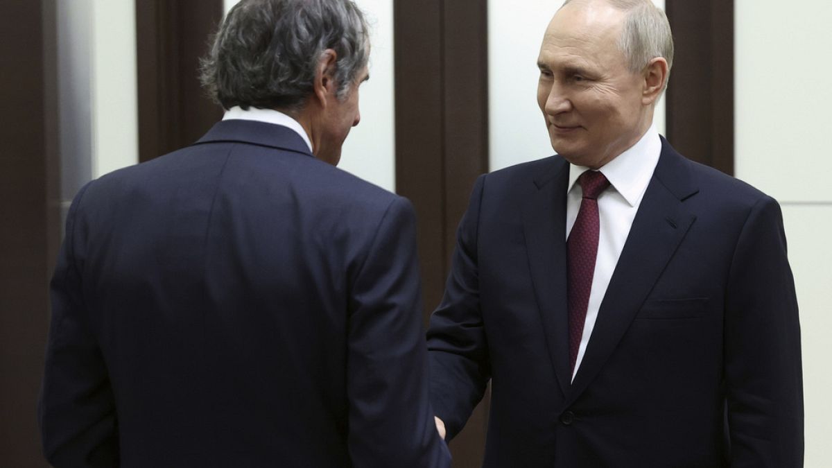 Ο επικεφαλής του Διεθνούς Οργανισμού Ατομικής Ενέργειας (ΔΟΑΕ) Ραφαέλ Γκρόσι συναντά τον πρόεδρο της Ρωσίας Βλαντίμιρ Πούτιν