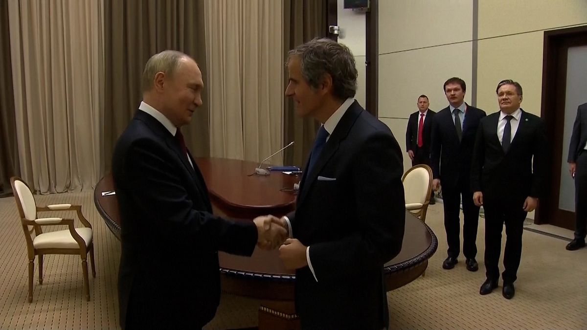 Encontro entre Vladimir Putin, presidente russo, e Rafael Grossi, diretor-geral da Agência Internacional de Energia Atómica, em Sochi, na Rússia.